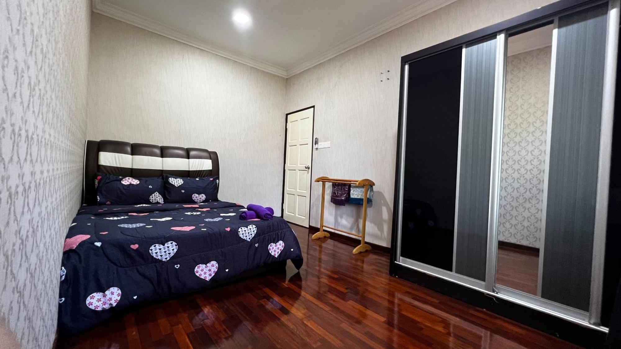 Yb Guest House 4 Bilik 5 Katil Chukai Екстер'єр фото