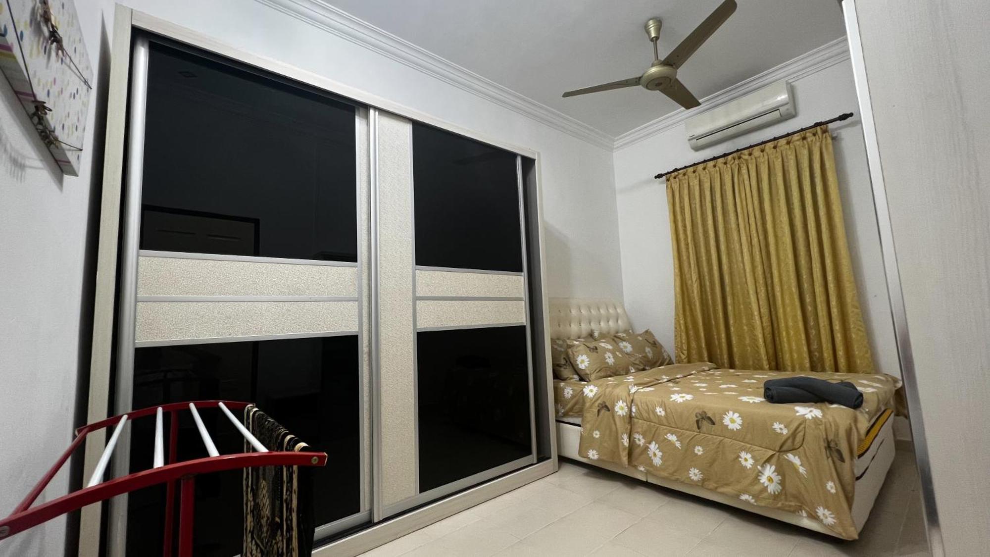 Yb Guest House 4 Bilik 5 Katil Chukai Екстер'єр фото