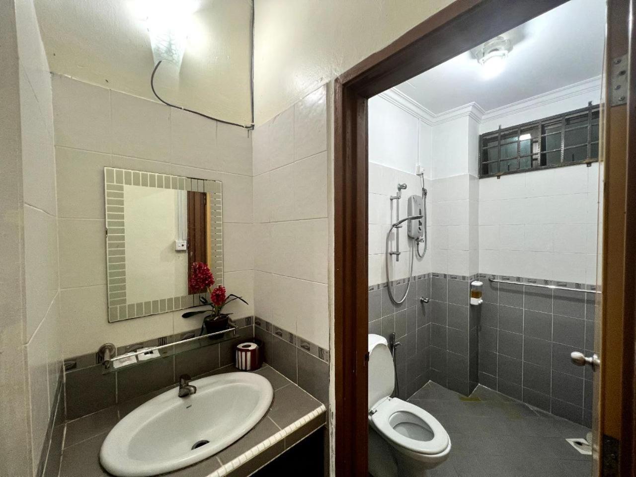 Yb Guest House 4 Bilik 5 Katil Chukai Екстер'єр фото