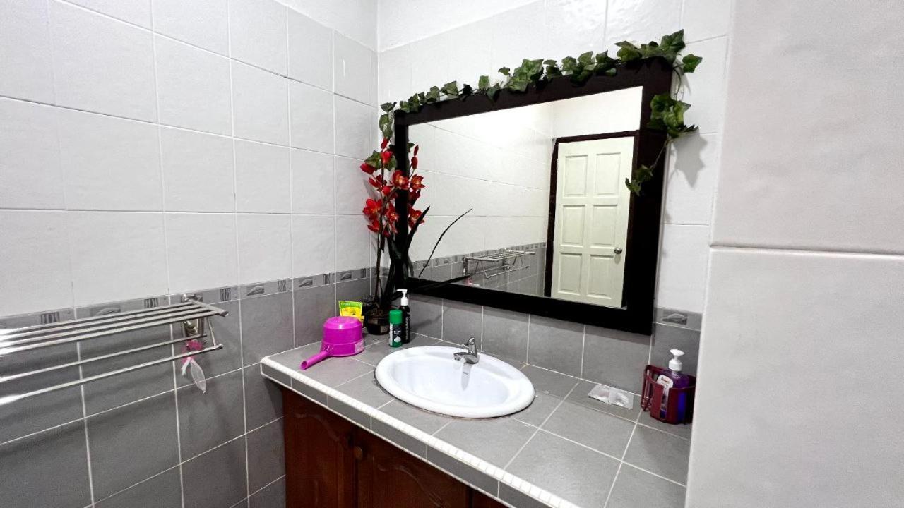 Yb Guest House 4 Bilik 5 Katil Chukai Екстер'єр фото